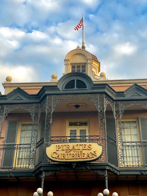 Pirates Of The Caribbean Disneyland, Trip Manifestation, Orlando Pirates, Disneyland Photography, Golden Age Of Piracy, The Carribean, Pirates Life, Disney Photo Ideas, Disney World Pictures