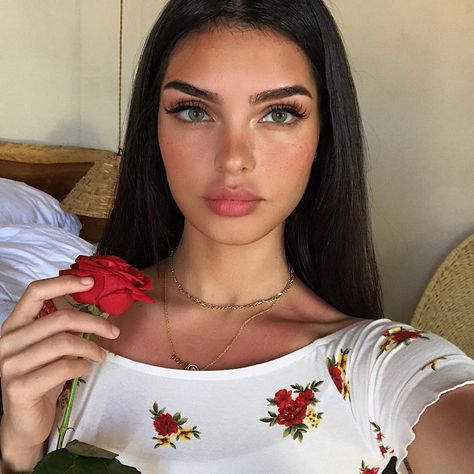 Kurdish-Muslim Evon Wahab Makeup Inspo Natural, Ideas De Maquillaje Natural, Baddie Outfit, Make Up Looks, Natural Beauty Tips, Hazel Eyes, Maquillaje Natural, Beauty Inspiration, Beauty Secrets