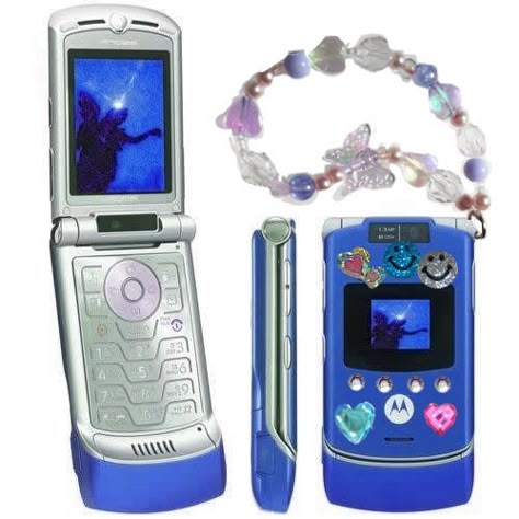 Razor Flip Phone, Early 2000s Flip Phone, Decorated Flip Phone 2000s, Fliphones Aesthetic, Early 2000s Technology, Motorola Flip Phone Aesthetic, 90s Phone Aesthetic, Decorated Flip Phone, 00s Phone