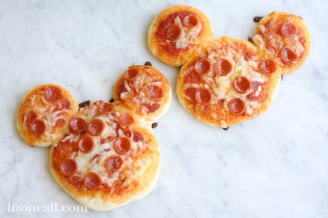 Make lunchtime extra fun with these mini Mickey Mouse pizzas Mickey Mouse Pizza, Mini Mickey Mouse, Fest Mad, Disney Treats, Mini Pizzas, Disney Snacks, Think Food, Snacks Für Party, Kids Recipes