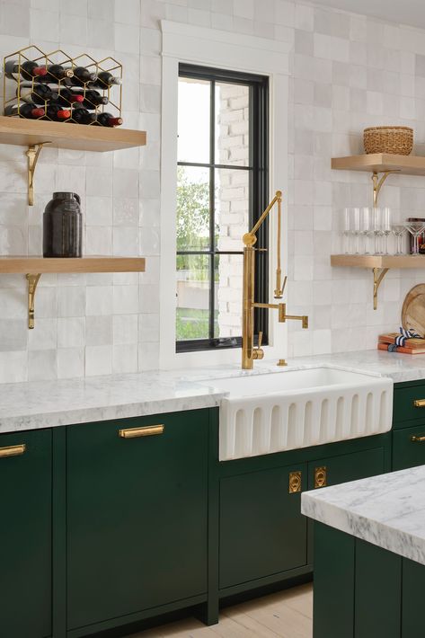 Green Kitchen Backsplash, Kitchen Soffit, Update Kitchen, Dark Green Kitchen, Green Backsplash, White Marble Kitchen, Classy Kitchen, Marble Countertops Kitchen, Green Kitchen Cabinets