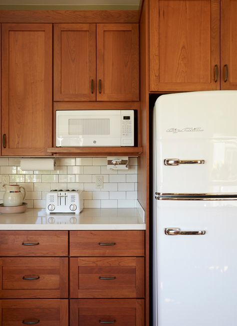 Craftsman Style Kitchen with Wood Cabinets and White Appliances Earth Tones Kitchen, Craftsman Style Kitchen, Craftsman Kitchen, White Appliances, New Kitchen Cabinets, Wood Kitchen Cabinets, Custom Kitchens, Decorative Kitchen, Bedroom Decorating