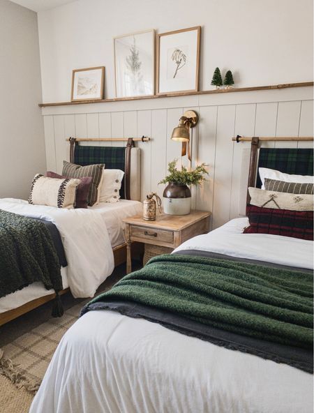 Beach Cabin Bedroom, Twin Beds For Boys, Twin Beds Guest Room, Lakehouse Bedroom, Lodge Bedroom, Christmas Bedroom Ideas, Christmas Bedroom Decor, Boy Bedrooms, Toddler Boy Room Decor