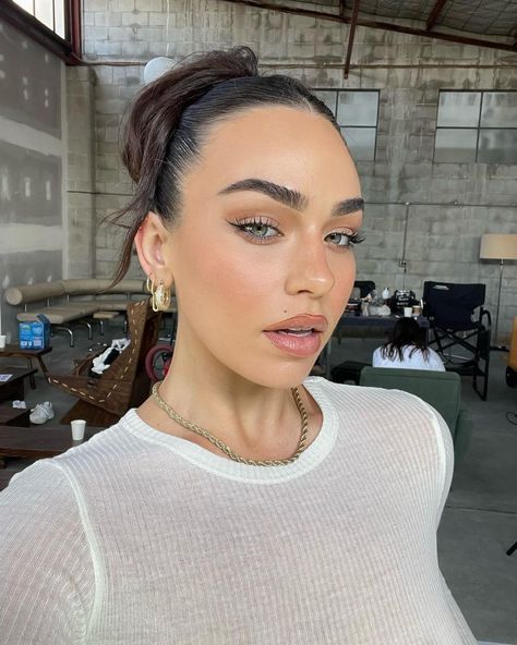 Cartia Mallan on Instagram: “by popular demand 🌪” Cartia Mallan, U Go Girl, Selfie Makeup, Makeup Eyes, Summer Wardrobe, Business Casual, Beauty Women, Poppies, Makeup Looks