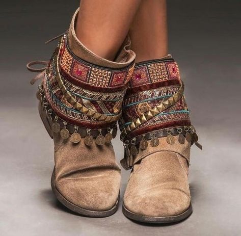 Boho footwear Bohemian Style Shoes, Bohemian Shoes, Boots Boho, Botas Western, Look Boho Chic, Moda Hippie, Boho Shoes, Estilo Hippy, Mode Hippie