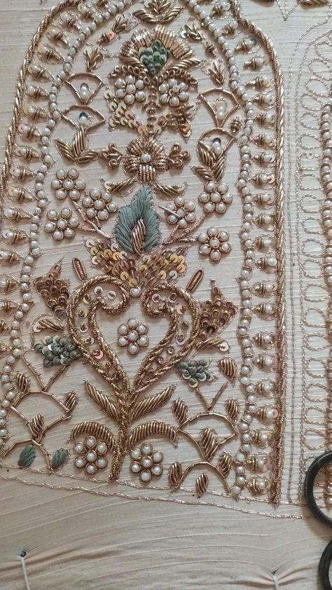 Jardoshi Work Lehenga, Zardosi Embroidery Lehenga, Kalabattu Embroidery, Tilla Embroidery Designs, Handwork Lehenga Designs, Hand Embroidery Lehenga Designs, Jardoshi Work Design Blouse, Zardozi Work Design Gold Embroidery, Zardosi Embroidery Motif