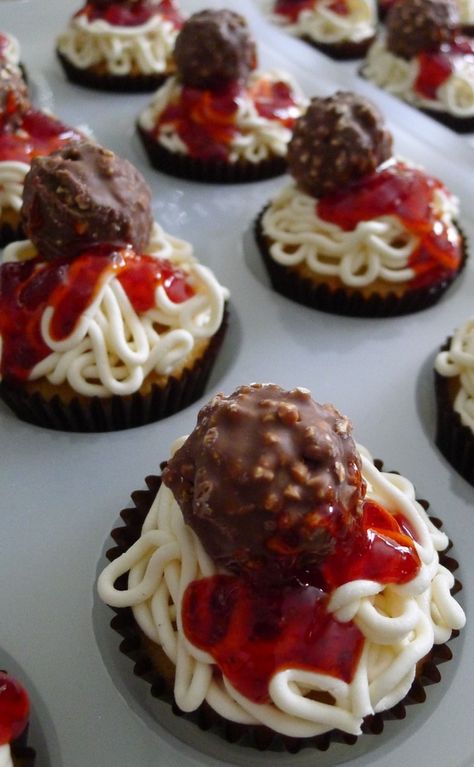 Spaghetti and meatballs cupcakes!  Ferrero Rocher Chocolates as meatballs. Strawberry jam as sauce (tinted with red colouring), Squiggly pipped buttercream as spaghetti. Meatball Cupcakes, Think Food, Dessert Bar, Köstliche Desserts, Ferrero Rocher, Muffin Tin, Banana Split, Strawberry Jam, Savoury Cake