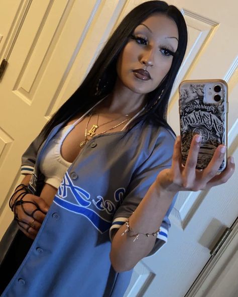 Chola Makeup Latina, Chicana Hairstyles, Chicana Makeup, Chola Outfit, Early 2000s Photoshoot, Chicana Style Outfits, Chola Makeup, 2000s Photoshoot, Chola Girl