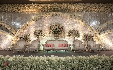 Hiasan Perkahwinan, Indian Wedding Decorations Receptions, Small Wedding Decor, Engagement Stage Decoration, Reception Stage Decor, White Wedding Decorations, Wedding Stage Backdrop, Wedding Stage Decor, Wedding Background Decoration