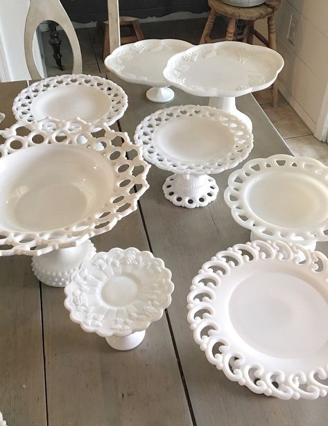 Diy Cake Stand Vintage, Diy Cake Stands, Cake Plates Diy, Diy Pedestal, Antique Cake Stands, Milk Glass Decor, Milk Glass Cake Stand, Cake Stand Decor, Diy Cake Stand