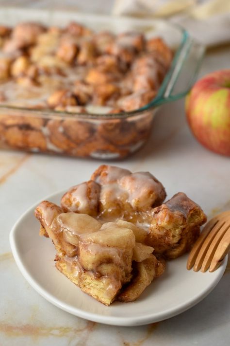 Apple Pie Filling Cinnamon Roll Bake, Apple Pie Filling Desserts, Sticky Cinnamon Rolls, Pillsbury Cinnamon Roll Recipes, Cinnamon Bake, Cinnamon Roll Apple Pie, Fruit Pie Filling, Bulk Cooking, Apple Cinnamon Rolls