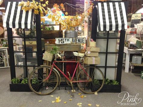 Black And White Market Booth, Valentine Booth Display Ideas, Vintage Markets Display, Vintage Market Booth, Flea Market Booth, Vintage Store Displays, Antique Booth Displays, Vintage Booth, Antique Booth Ideas