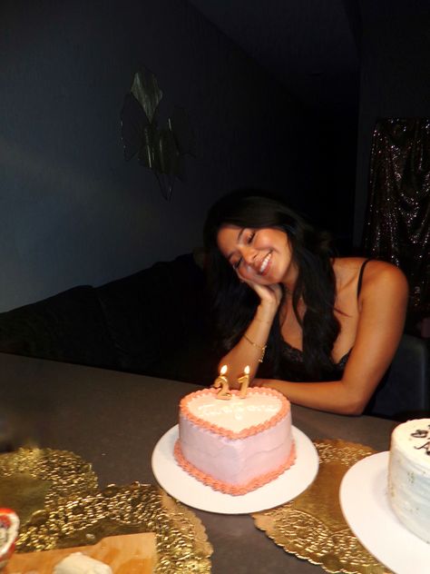 Posing With Cake Aesthetic, Pics With Birthday Cake, Birthday Cake Picture Ideas, 21 Birthday Pictures, 21st Birthday Photoshoot Poses, 21st Birthday Ideas Pink, 21st Birthday Cake Aesthetic, Birthday Poses With Cake, Cake Pictures Birthday