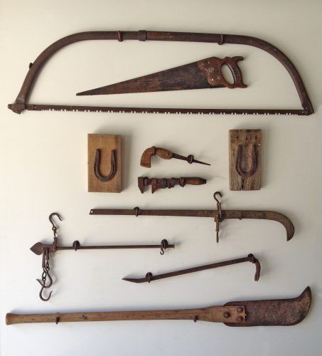 Old Farm Equipment Decor, Antique Farm Equipment Decor, Display Old Tools, Antique Tool Display Ideas, Antique Tools Display, Exhibits Design, Pallet Furniture Outdoor Couch, Vintage Farm Equipment, Hard Tack