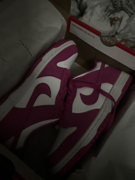 Active Fuschia Dunks, Fushia Dunks Outfit, Fushia Dunks, Fuschia Dunks Outfit, Dunks Pink, Pink Dunks, Dunk Outfit, Fire Shoes, Dunks Outfit