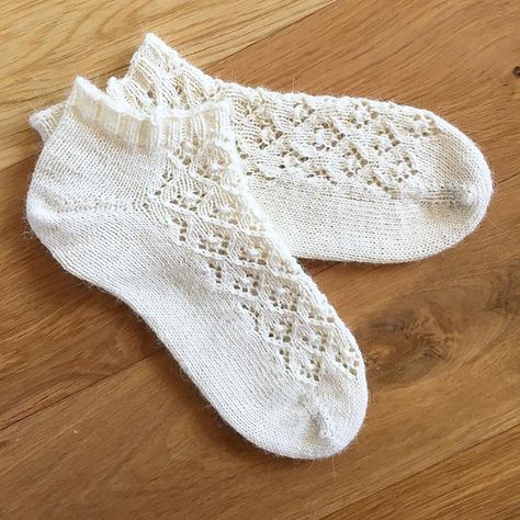 Lace Knit Socks Free Pattern, Magic Loop Knitting, Sock Knitting Pattern, Knitted Socks Free Pattern, Loop Knitting, Summer Sock, Magic Loop, Sock Knitting, Hand Knit Socks