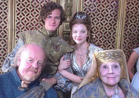 RIP House Tyrell. Tyrell Family, Olenna Tyrell, جون سنو, House Tyrell, Game Of Thrones Cast, Margaery Tyrell, Fire And Blood, Growing Strong, Game Of Thrones Funny