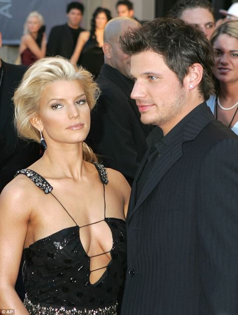 'You could feel the tension!' Former producer of Nick Lachey and Jessica Simpson's show Ne... Newlyweds Nick And Jessica, Jessica Simpson Nick Lachey, Nick Lachey And Vanessa, Nick And Jessica, Marilyn Monroe Hair, Jessica Simpson Hair, Black Dress Red Carpet, Glowing Hair, Female Movie Stars