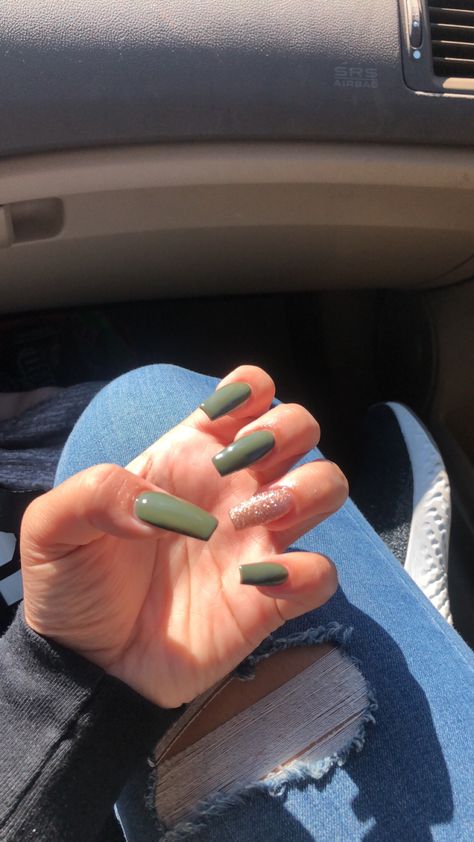 Green Coffin Acrylic Nails Short, Olive Green Coffin Acrylic Nails, Nail Designs Emerald Green, Nail Ideas Olive Green, Army Green Nails Acrylic, Olive Color Nails, Olive Green And Gold Nails, Olive Green Acrylic Nails, Olive Green And Pink Nails