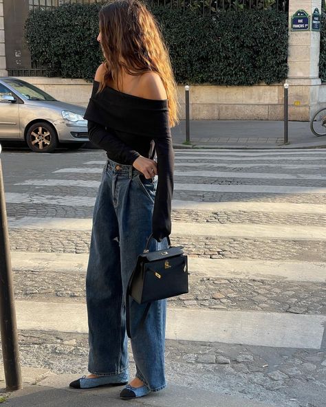 🖤 | Instagram Everyday Casual Chic Outfit, Up Shoulder Outfit, Wendy Swan Style, Off Shoulder Top Outfit, Denim Outfit Fall, Chic Jean Outfits, Off The Shoulder Top Outfit, Parisian Outfit, Classy Street Style