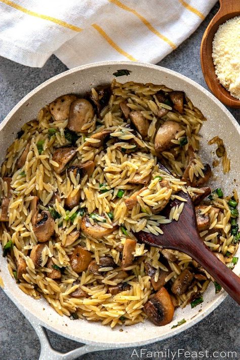 Orzo with Mushrooms, Scallions and Parmesan - A delicious pasta dish made with orzo and mushrooms in a light sauce flavored with chicken stock, marjoram,scallions, and parmesan cheese. Orzo Parmesan, Orzo With Mushrooms, Parmesan Mushrooms, Pasta Vegetariana, Orzo Recipes, Idee Pasto Sano, Meatless Meals, Orzo, Vegetarian Dishes