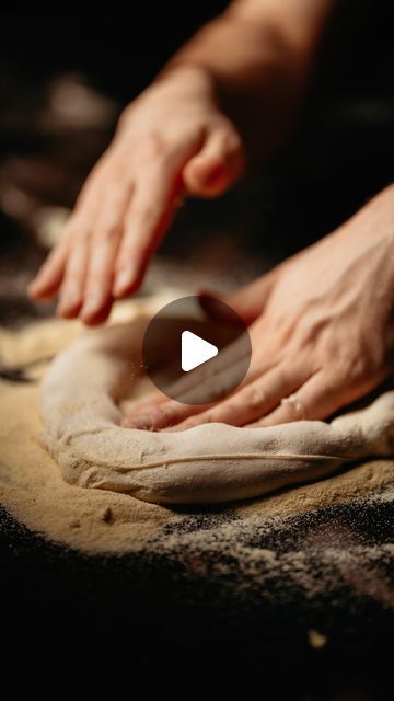 Pizza Making Video, Bread Making Videos, Pizza Dough Video, Pizza Reels, Pizza Photoshoot, Perfect Pizza Dough Recipe, Home Made Puff Pastry, Pizza Preparation, Stretching Video