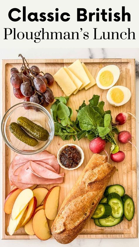 This classic British pub food is so tasty! A typical Ploughmans' lunch has cheese, bread, pickles, or relish. British Lunch Ideas, Easy Pub Food, Classic British Food, Pub Food Ideas, British Lunch, English Lunch, Forage Recipes, Ploughman's Lunch, Sunday Tea