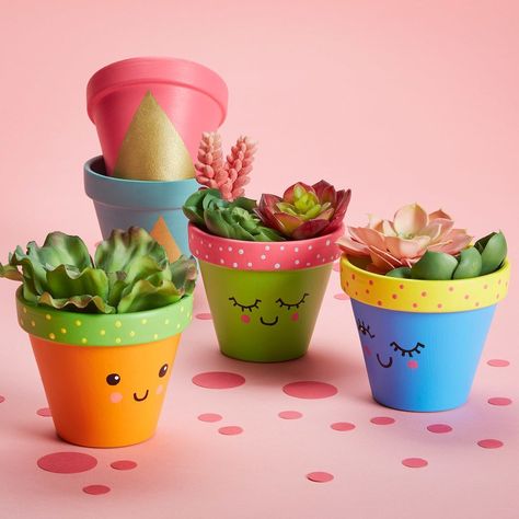 These adorable DIY Painted Kawaii Clay Pots are so easy to make and are sure to bring a smile . Wouldn't they make a perfect gift idea? مربى الفراولة, Decoration Creche, Kaktus Dan Sukulen, Tanaman Indoor, Diy Flores, Painted Pots Diy, Flower Pot Design, Painted Plant Pots, Painted Clay Pots