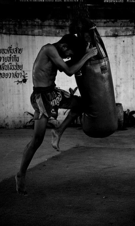 ♂ world Martial Arts Muay Thai black & white boxing Muay Boran, Thai Box, Boxe Thai, Muay Thai Training, Mma Boxing, Punching Bag, Brazilian Jiu Jitsu, Aikido, Mixed Martial Arts