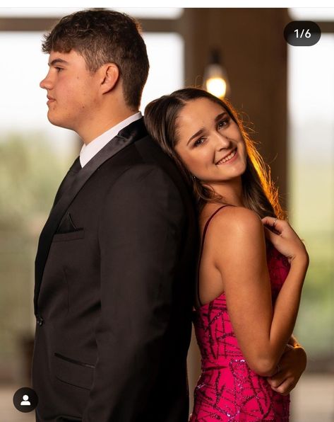 Formal Partner Photos, Prom Photoshoot With Family, Indoor Homecoming Pictures, Matric Fairwell Photoshoot Ideas, Matrick Fairwell Photoshoot, Formal Photography Poses, School Dance Poses Couple, Formal Dance Photo Ideas, Funny Prom Photos