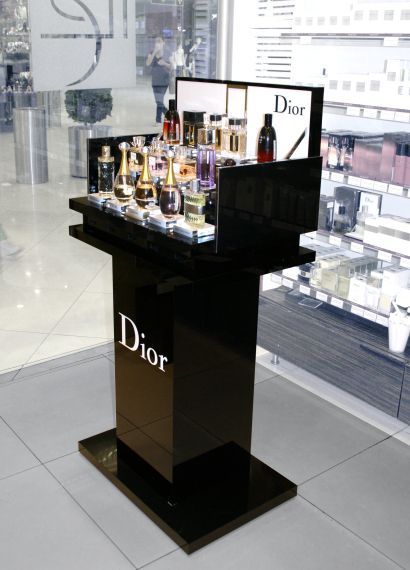 Perfume Store Design Ideas – Custom Showcase, Mall Kiosk, Retail Store Design and Manufacture Fragrance Display Retail, Dior Display, Store Display Ideas, Fragrance Display, Cosmetics Display Stand, Perfume Stand, Jewelry Shop Display, Diy Luxury, Tea Display