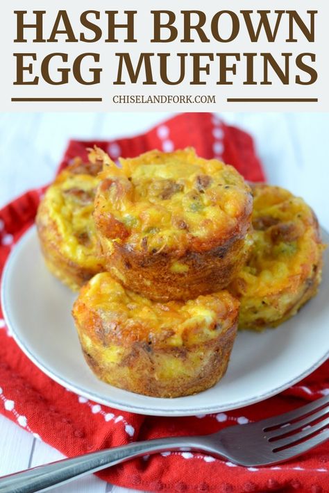 These hash brown egg muffins have hash browns packed into muffin tins to make a crispy nest and are then loaded with eggs, peppers, cheese and bacon! #hashbrowneggmuffins #eggmuffins #eggcups #brunchrecipe #breakfastrecipe | www.chiselandfork.com Hashbrown Egg Muffins, Breakfast Egg Muffins With Hashbrowns, Hash Brown Muffins, Sausage Egg Muffins, Brunch Quiche, Sausage Muffins, Healthy Ramen, Eggs In Muffin Tin, Egg Muffins Recipe