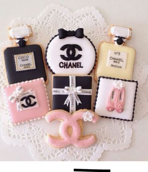 Chanel Cookies, Apple Biscuits, Chanel Birthday Party, Chanel Cake, Chanel Birthday, Elegant Cupcakes, Chanel Party, Parfum Chanel, Apple Cookies