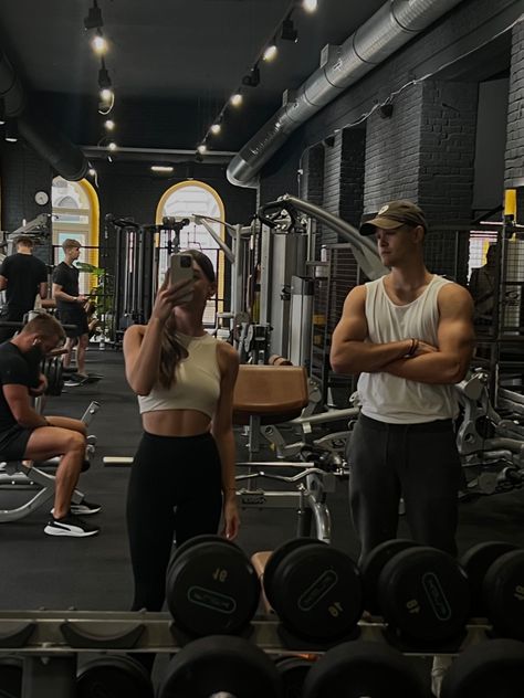 Couples Gym Outfits, Yoga Couple Aesthetic, Working Out Couples, Workout With Boyfriend, Couples Gym Aesthetic, Couple Working Out Together Aesthetic, Couple Working Out, Cute Gym Couples, Sporty Couple Aesthetic