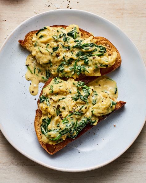 Scrambled Eggs Aesthetic, Spinach Scrambled Eggs, Eggs Aesthetic, Scrambled Egg Sandwich, Spinach And Eggs, White Recipes, Scrambled Eggs With Spinach, Egg White Recipes, Creamy Scrambled Eggs