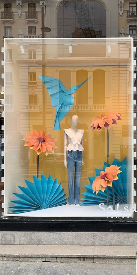 Spring Window DisplayGRAN VIA Salsa Jeans Boutique Window Displays, Spring Window Display, Summer Window Display, Fashion Window Display, Window Display Retail, Decoration Vitrine, Summer Window, Window Display Ideas, Paper Flower Art