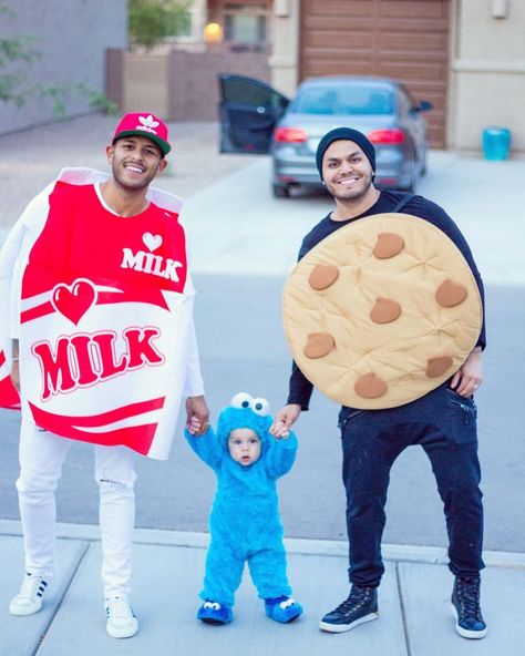 family costume ideas for 3 - cookie monster, milk and cookie Cookie Monster Costume, Monster Costume, Pig Costumes, Carnaval Costume, Trio Halloween Costumes, Food Costumes, Halloween Costume Idea, Family Of 3, Dinosaur Costume