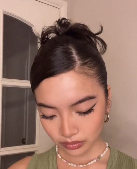 Selena Gomez Slicked Back Hair, Side Part Gel Hair, Elegant Haircut For Medium Hair, Side Part Spikey Bun, Sidepart Ponytail Hairstyles, Slickback Hairstyles Women, Short Hair Slick Hairstyles, Hairstyles For Servers Easy Updo, Short Hair Styles Baddie