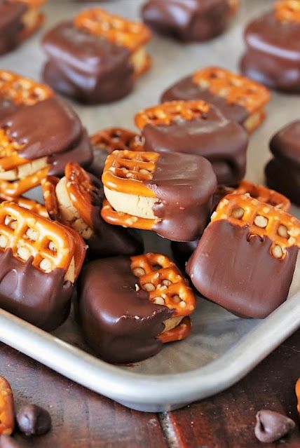 Pretzel Reeses Treats, Pretzel Buckeyes Recipe, Buckeye Pretzels, Millionaire Fudge, Hot Chocolate Dip, Cracker Treats, Fudge Peanut Butter, Peanut Butter Pretzels, Peanut Butter Pretzel Bites