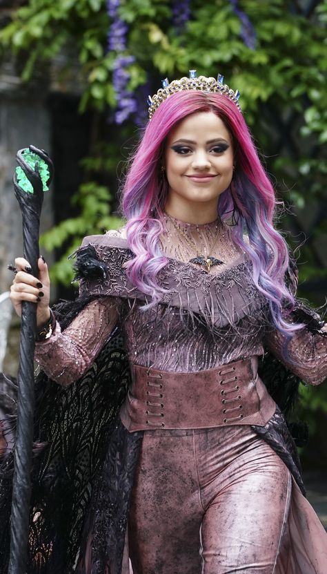 Disney Descendants Characters, Descendants Pictures, Descendants Costumes, Disney Descendants Movie, Descendants Characters, Descendants Party, Sarah Jeffery, Disney Descendants 3, Descendants Cast