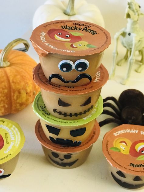 Apple Sauce Cups Crafts, Halloween Applesauce Cups, Halloween Crafts Diy Projects, Sauce Ideas, Halloween Apples, Halloween Lunch, Halloween School Treats, Apple Snacks, Cup Decorating