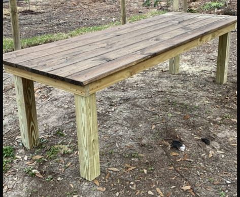 4x4 Table Legs, Table Leg Ideas Diy, Building A Farmhouse Table, 2x4 Outdoor Table, Wooden Table Diy, Outdoor Table Plans, Outdoor Farmhouse Table, Inside Building, Wooden Outdoor Table