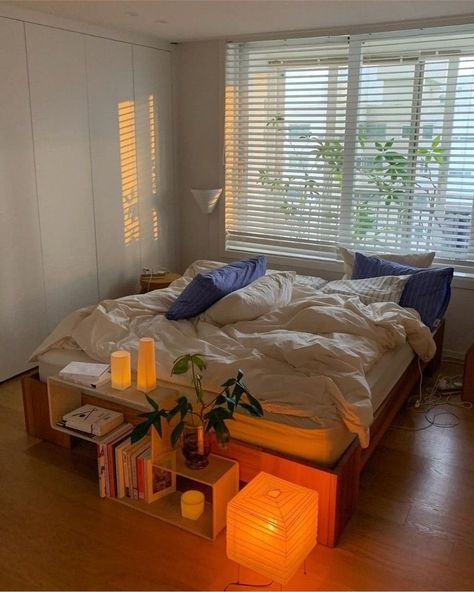 Rug Under Bed Aesthetic, Clean Feeling Aesthetic, Bedroom Decor For Small Rooms Minimalist, No Headboard Aesthetic, Brazilian Bedroom Aesthetic, Small Nyc Bedroom, Dorm Room Decor Minimalist, Nyc Apartment Bedroom, Bedsheets Aesthetic