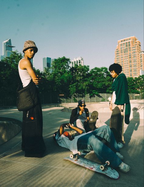 group of teens with skateboard 3 Guys Aesthetic, Street Wear Fashion Photography, Skate Park Photography, Skate Friend Group, Skateboard Editorial, Modern Photoshoot Ideas, 90s Street Photography, Cool Kids Aesthetic, Photoshoot Ideas Streetwear