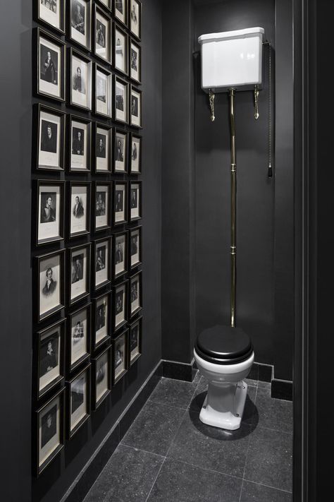 Drømme Bad, Design Interior Baie, Small Toilet Design, Gold Bad, Koti Diy, Black And Gold Bathroom, Bilik Air, Small Toilet Room, Serene Bathroom