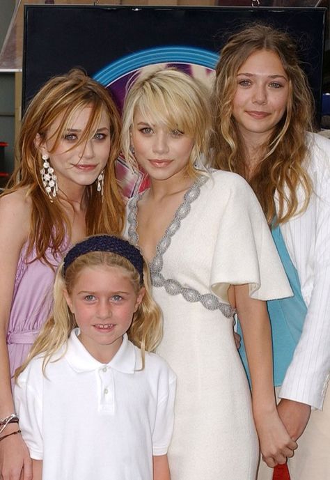 Ashley Mary Kate Olsen, Famous Sisters, Olsen Twins Style, Olsen Sister, Elizabeth Olsen Scarlet Witch, Mary Kate Ashley, Olsen Twins, All In The Family, Mary Kate Olsen