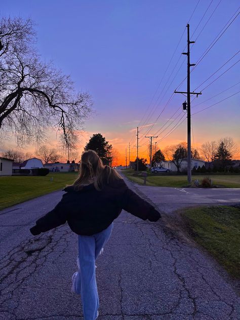 sunset sunrise hot girl outfit summer spring vibes aesthetic outfit inspo instagram insta gram inspiration photos jeans park neighborhood street pics Rainy Pics Instagram, Sunset Insta Pic Ideas, Jeans Pics Ideas, Perfect Instagram Pictures, Girl Aesthetic Photoshooting, Outside Girl Aesthetic, Neighborhood Walk Aesthetic, Girl Photoshooting Aesthetic, Sunset Instagram Pictures Field