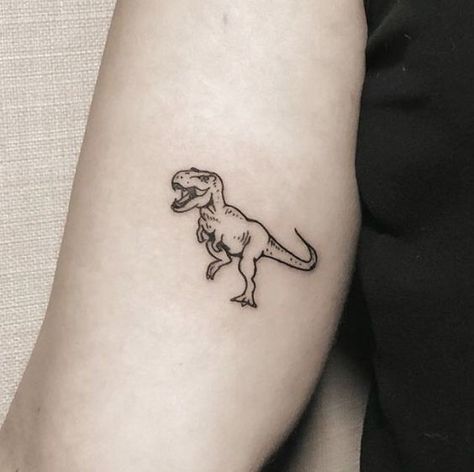 If you are a dino lover or an artist searching for new ideas and inspiration, prepare to dive into the Mesozoic era and see real aesthetic dinosaur tattoos. Small Tattoos Dinosaur, Jurassic Park Tattoo, T Rex Tattoo, Dinosaur Tattoo, Dinosaur Tattoos, Handpoke Tattoo, Tattoo Convention, Tattoo For Son, Top Tattoos