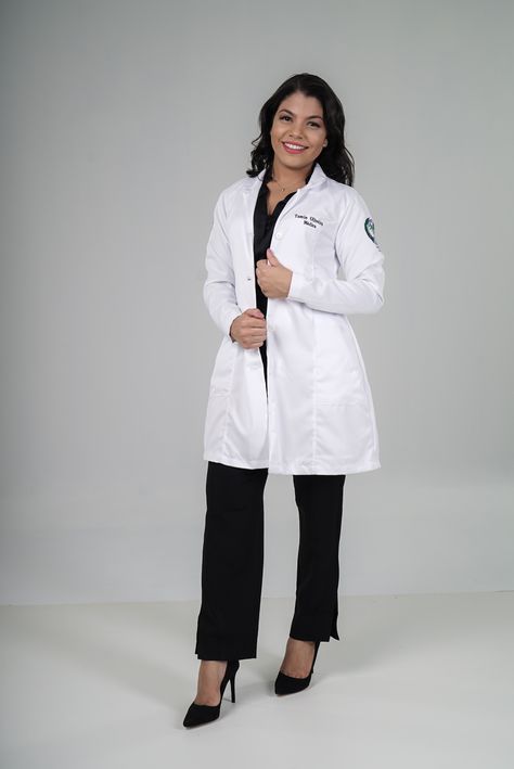 Female Doctor Photoshoot, White Coat Pictures Medical, White Coat Ceremony Outfit, Pregnancy Scan, Doctor Coat, White Coat Ceremony, Medical Photography, Medical Pictures, Graduation Photography Poses