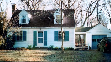 small-cape-cod-home-with-garage-b5b72a4a Cape Cod House Addition, Cape Cod Cottage Exterior, Cape Cod Style House Exterior, Diy Porch Decorations, Small Cape Cod House, Cap Cod Style Homes, Cape Cod Siding, Cape House Exterior, Front Porch Remodel